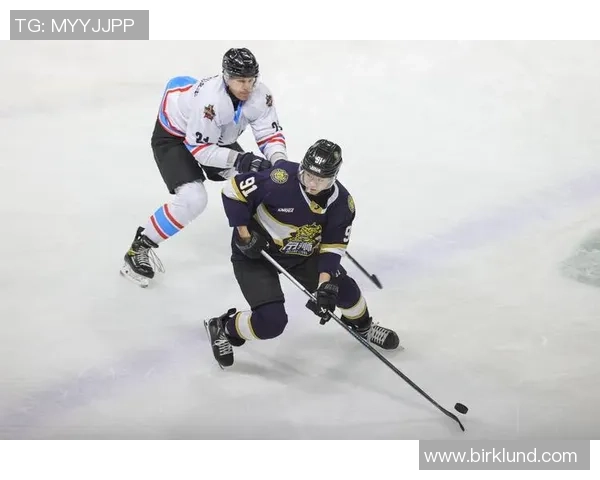 冰球国家队新阵容首次亮相 归化球员引发广泛讨论与关注